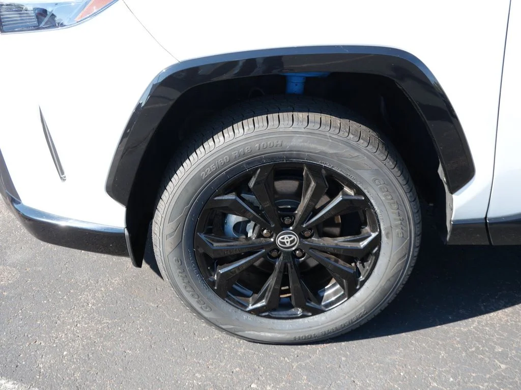 2025 Toyota RAV4 XSE - Photo 8