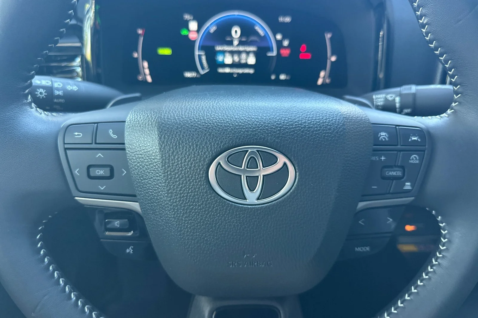 2025 Toyota Camry SE - Photo 28