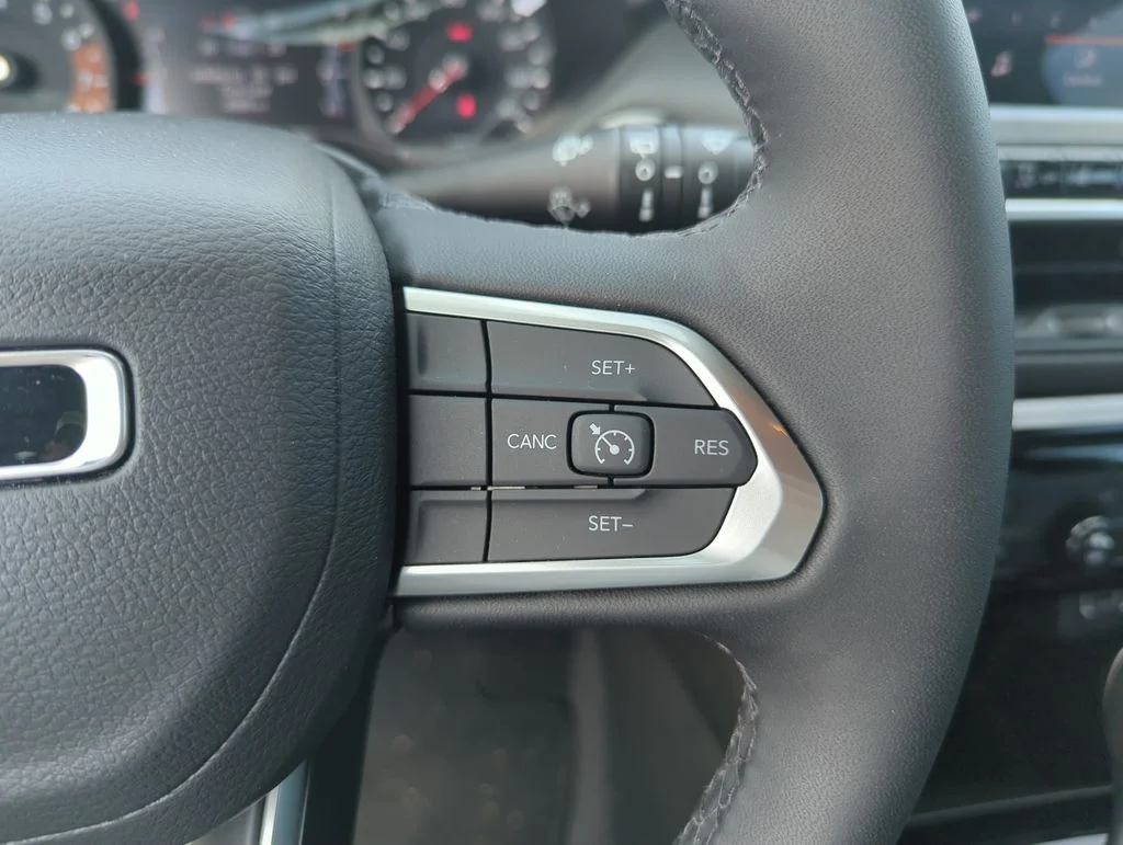 New 2026 Bright White Clear-Coat Exterior Paint Jeep Latitude image 23