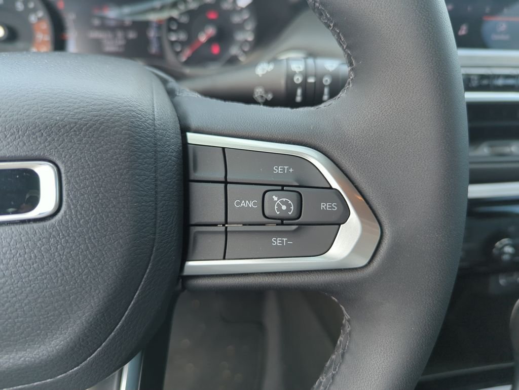 New 2026 Bright White Clear-Coat Exterior Paint Jeep Latitude image 23