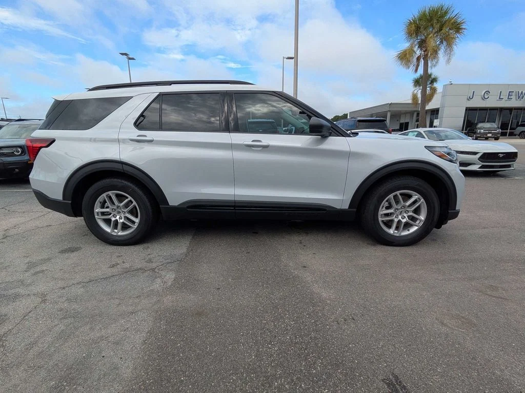 New 2026 Space White Metallic Ford Active image 3