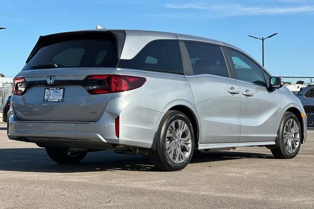 New 2026 Solar Silver Metallic Honda Touring image 4