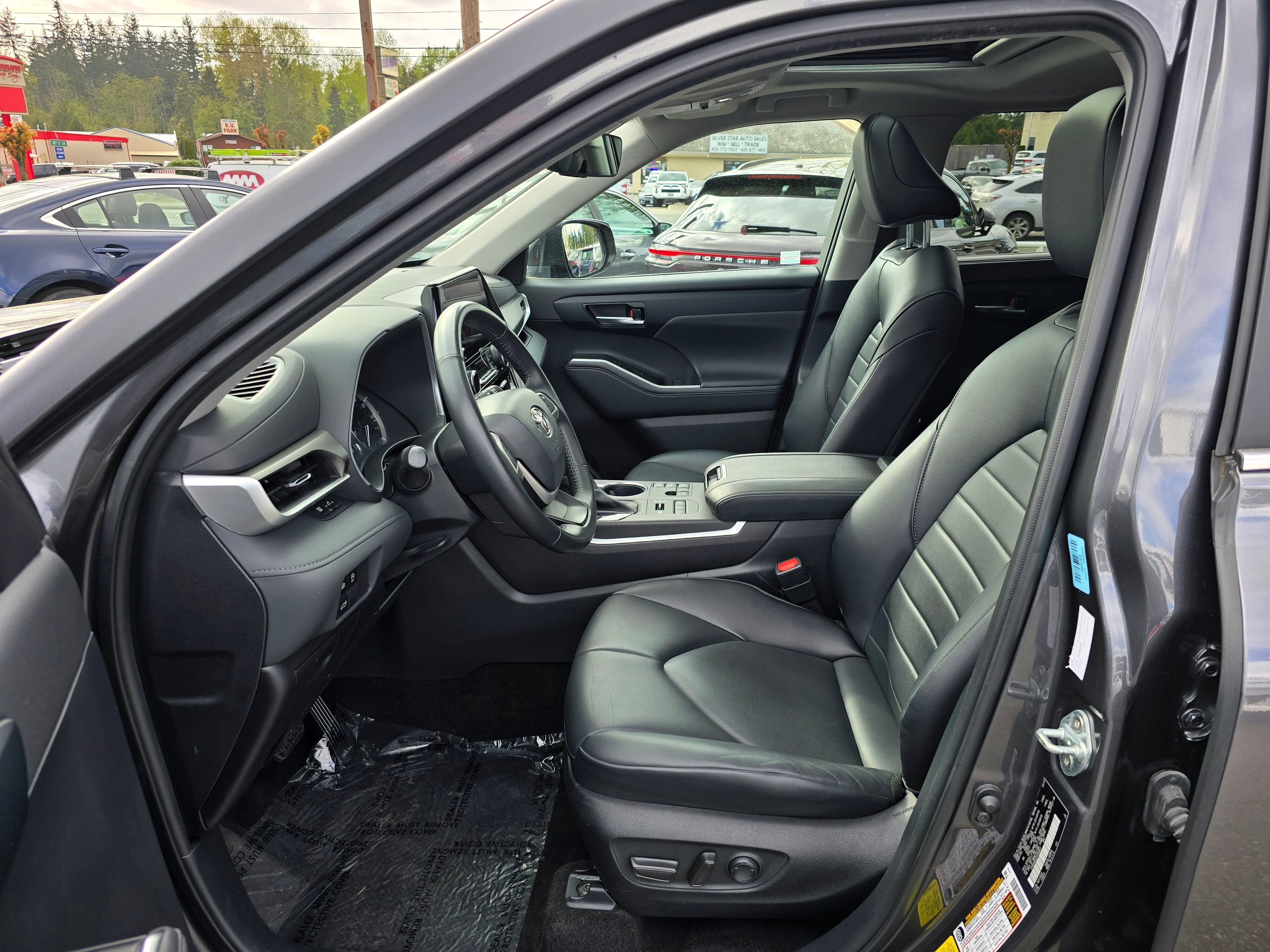 Used 2023  Toyota L image 23