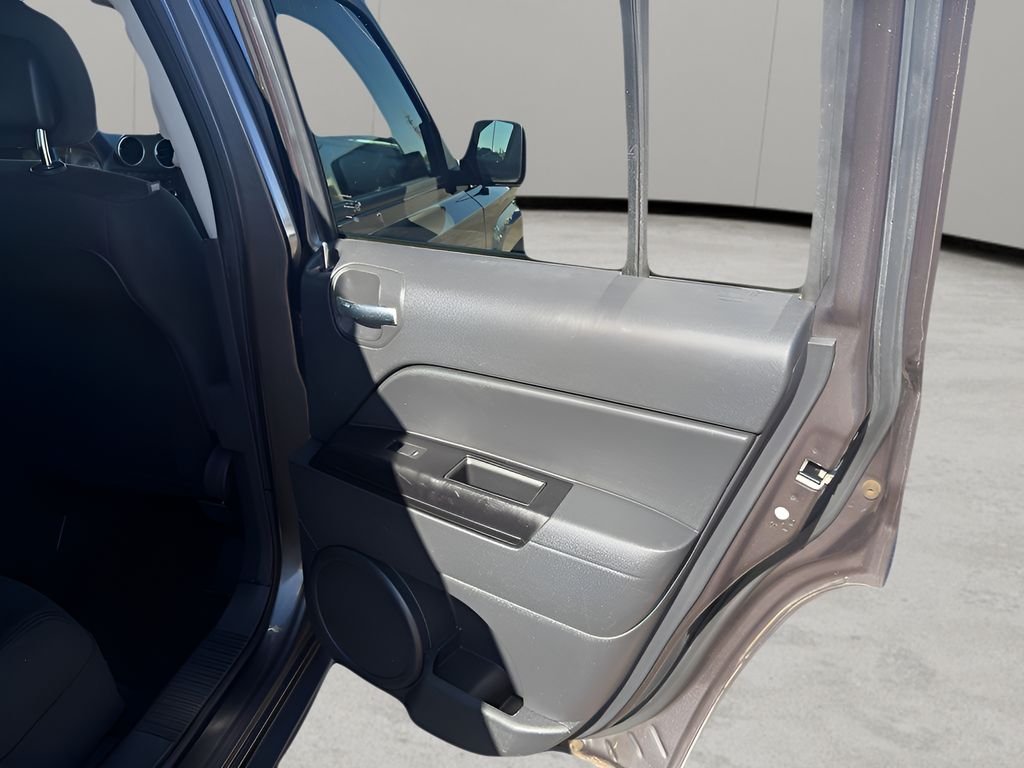 Used 2015 Granite Crystal Metallic Clearcoat Jeep Latitude image 14
