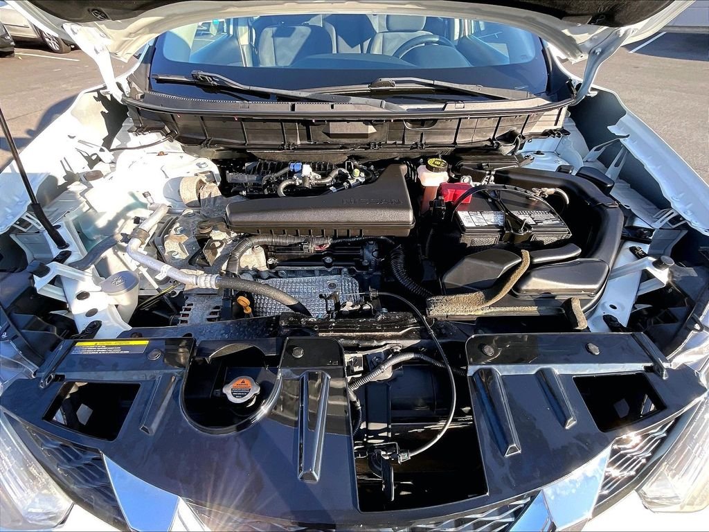 Used 2015 Glacier White Nissan S image 29