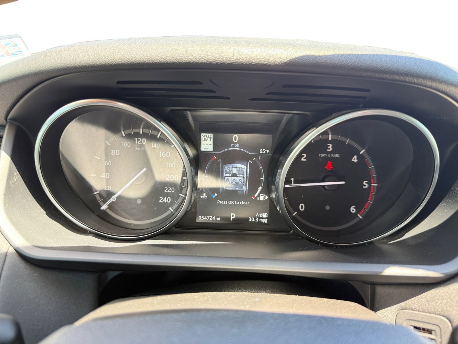 Used 2017 White Land Rover HSE image 11