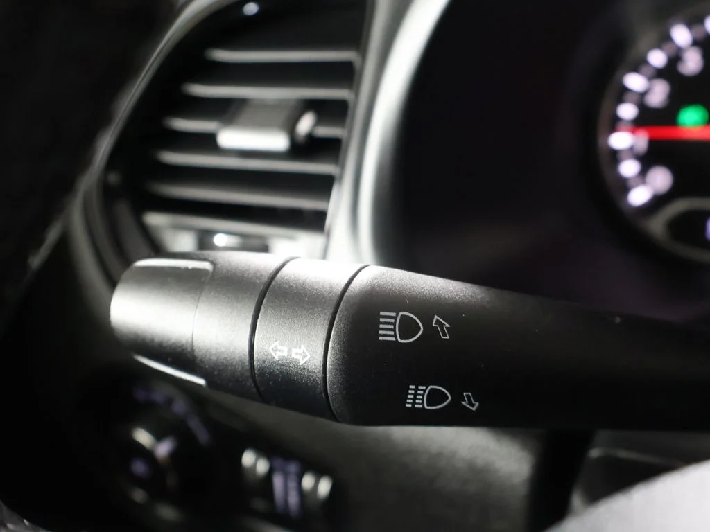 Used 2018 White Jeep Latitude image 37