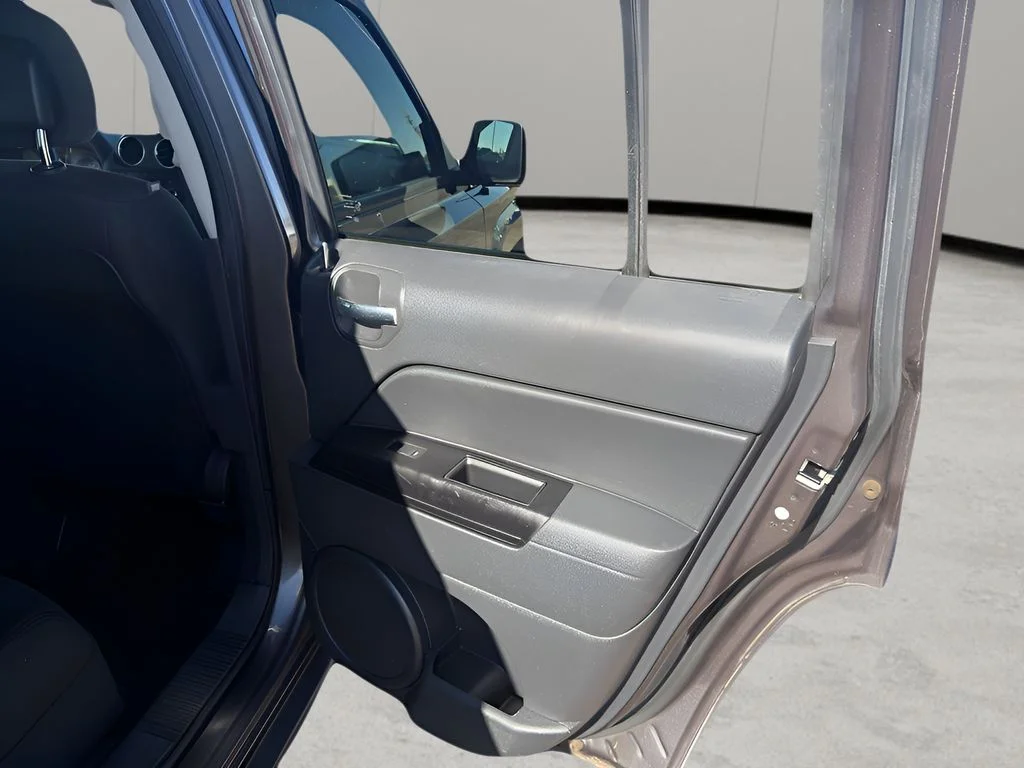 Used 2015 Granite Crystal Metallic Clearcoat Jeep Latitude image 14
