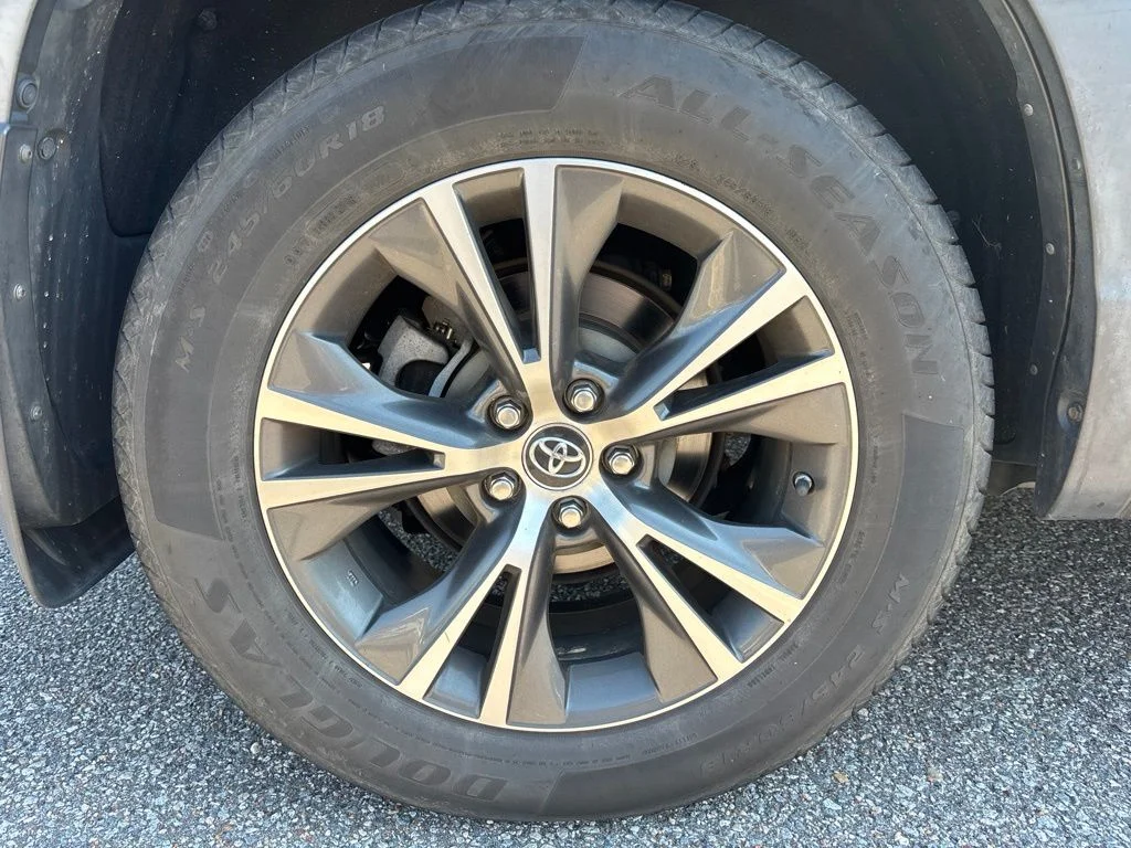 Used 2016 Gray Toyota XLE V6 image 15