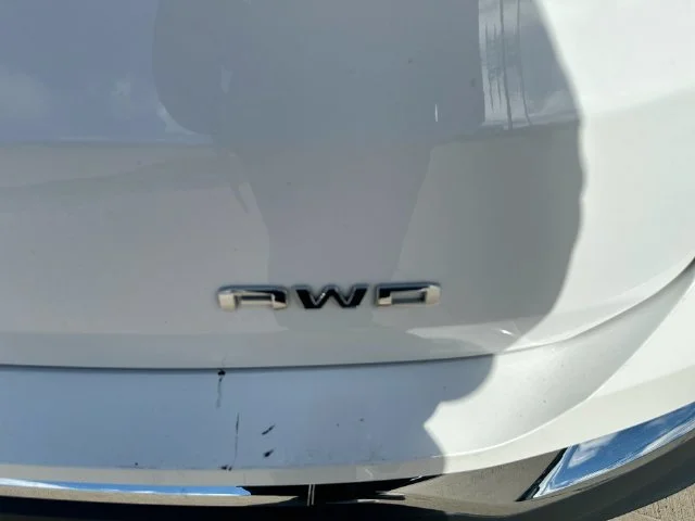 Used 2024 White GMC SLT image 54