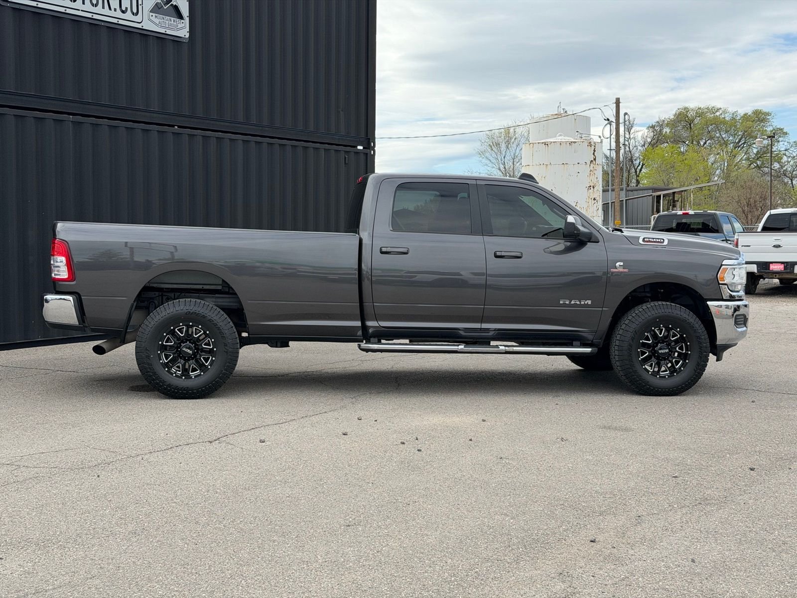 View vehicle photo 6