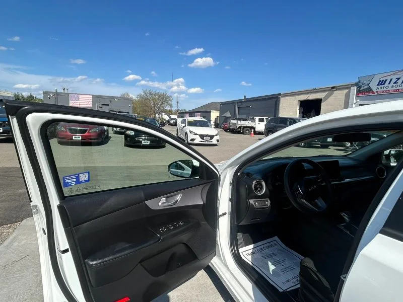 Used 2023 White Kia LX Sedan 4D image 33