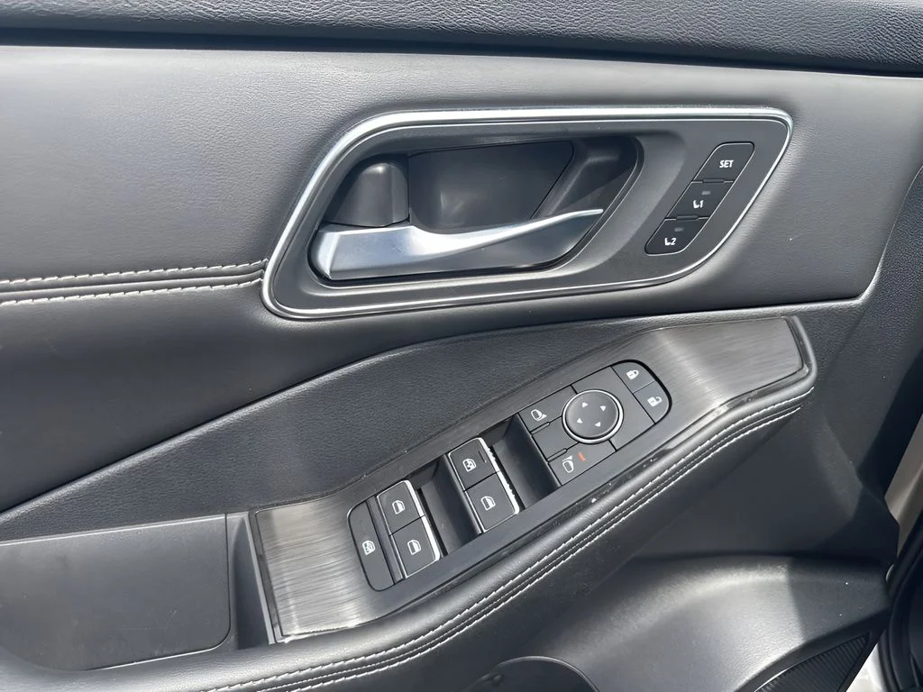 Used 2025 Gold Nissan Platinum image 30