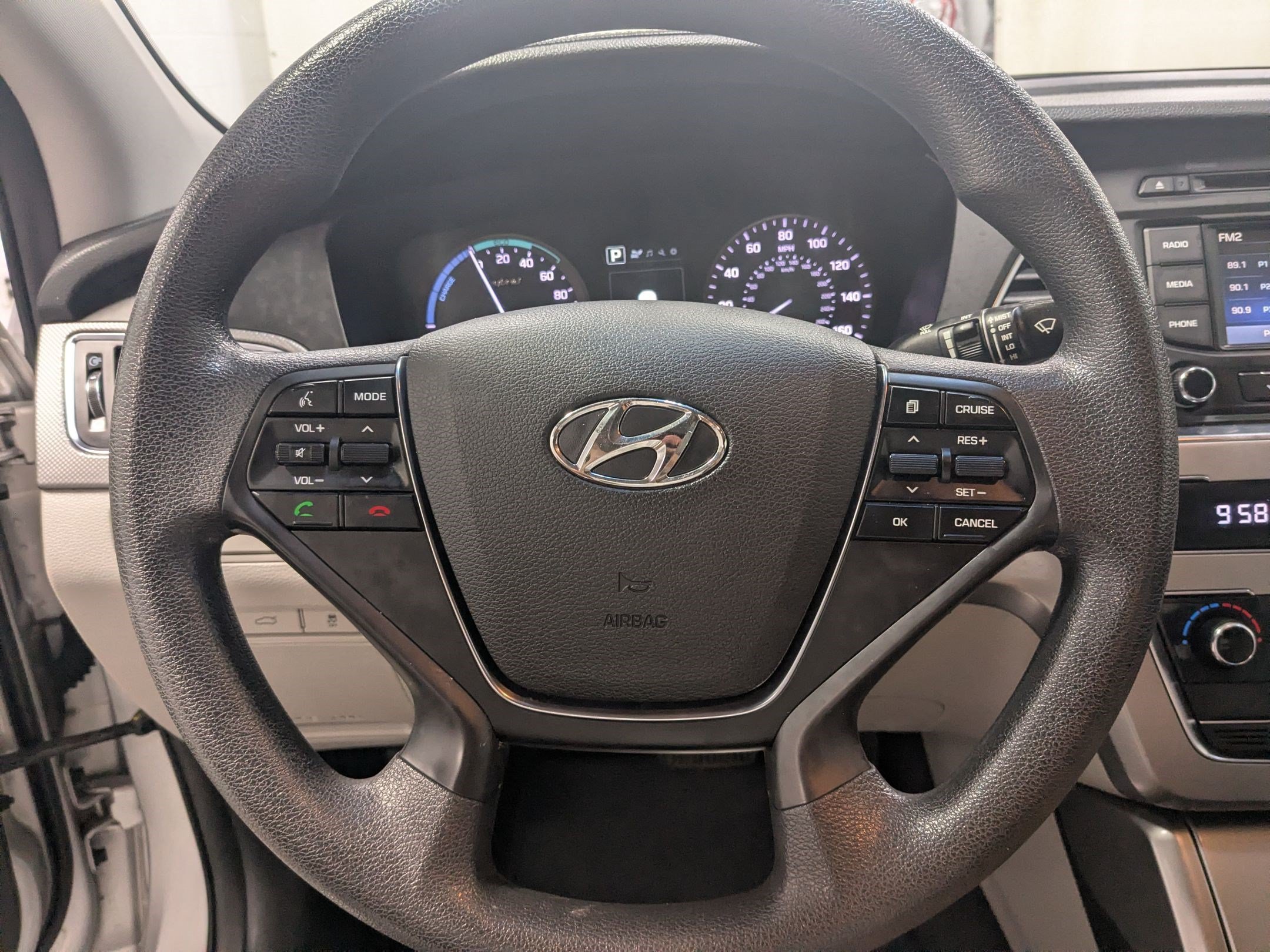Used 2016 Starlight Silver Hyundai SE image 11