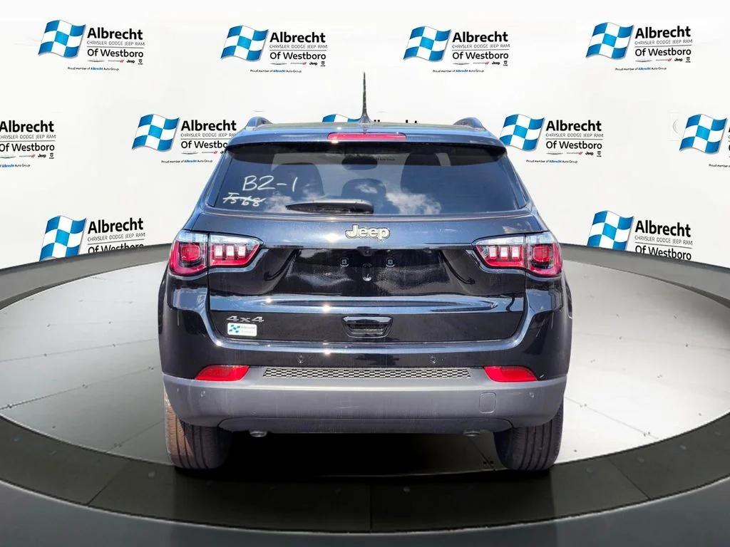 New 2026 Diamond Black Crystal Pearl-Coat Exterior Paint Jeep Limited image 4