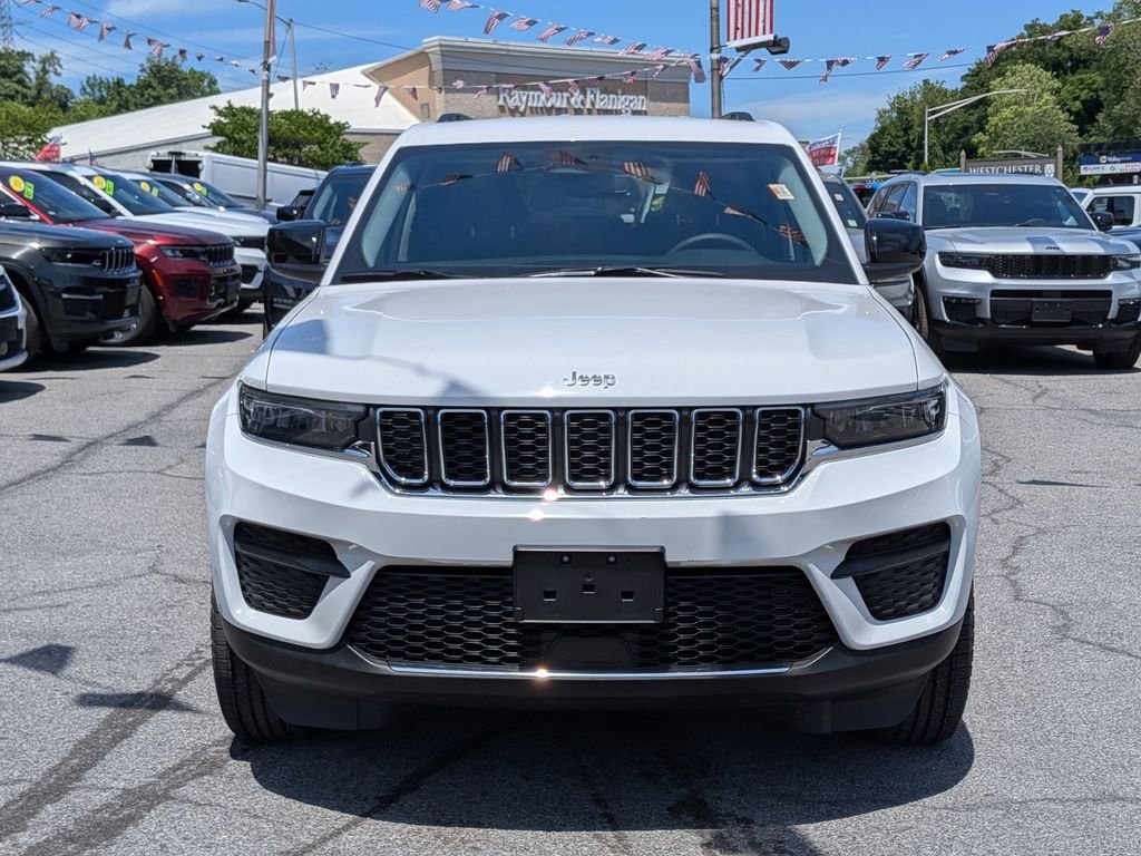 Used 2023 White Jeep Laredo image 3