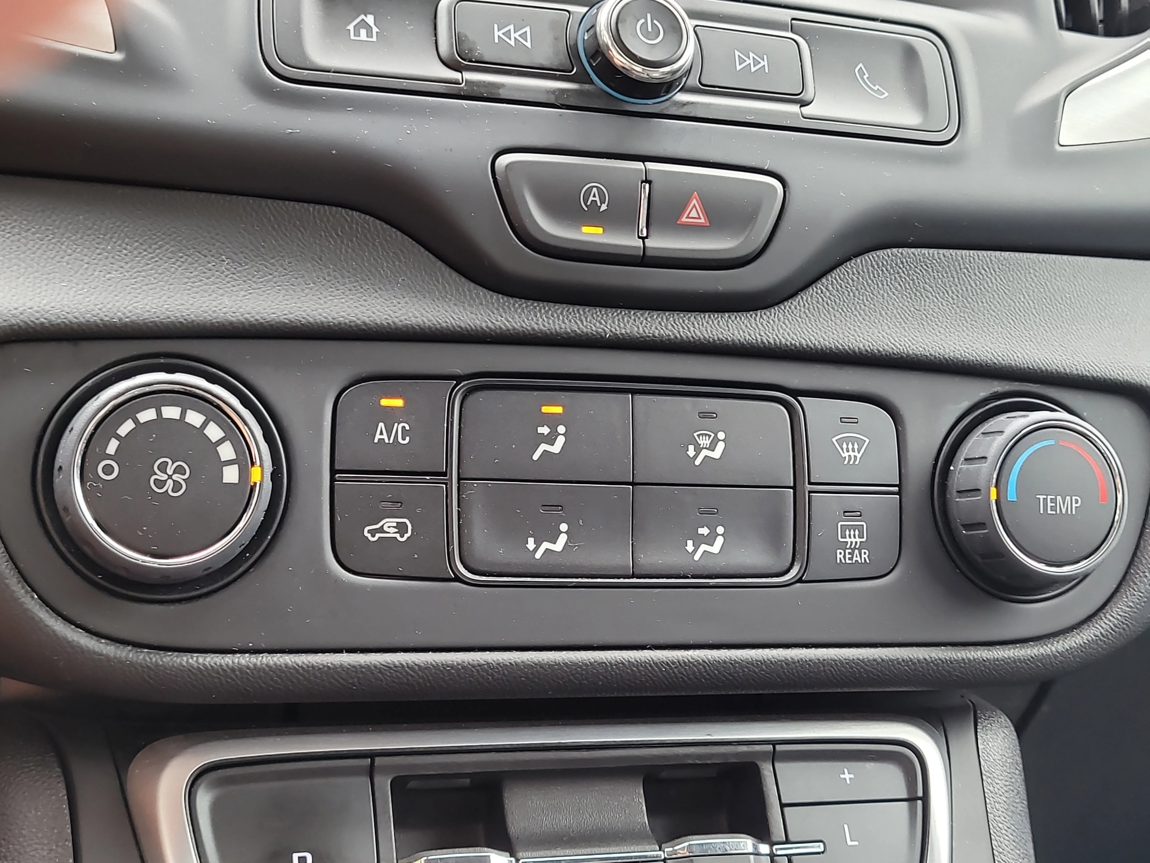 Used 2024 Summit White GMC SLE image 23