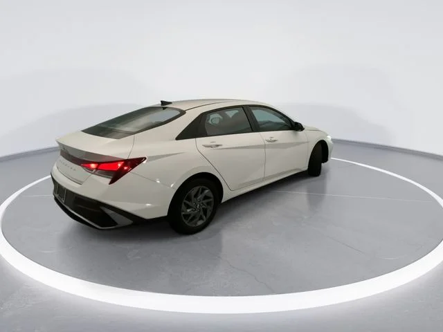 Used 2024 White Hyundai SEL image 6