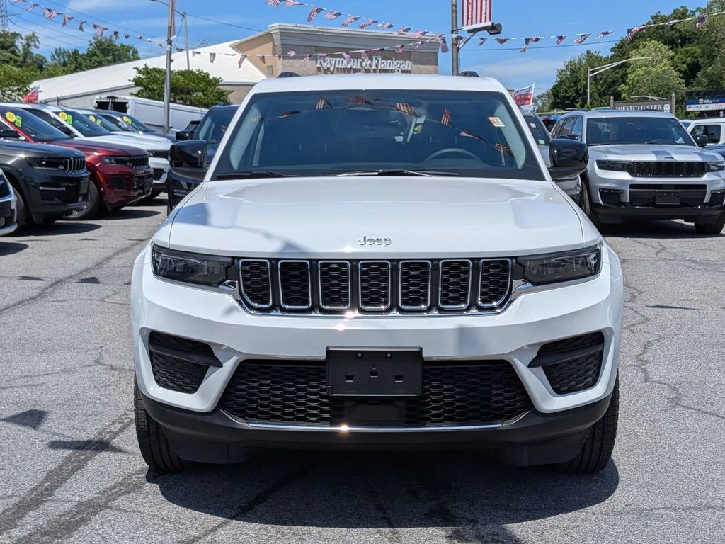 Used 2023 White Jeep Laredo image 3