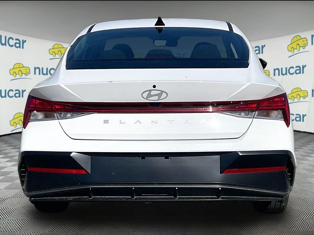 Used 2025 White Hyundai SEL Convenience image 5