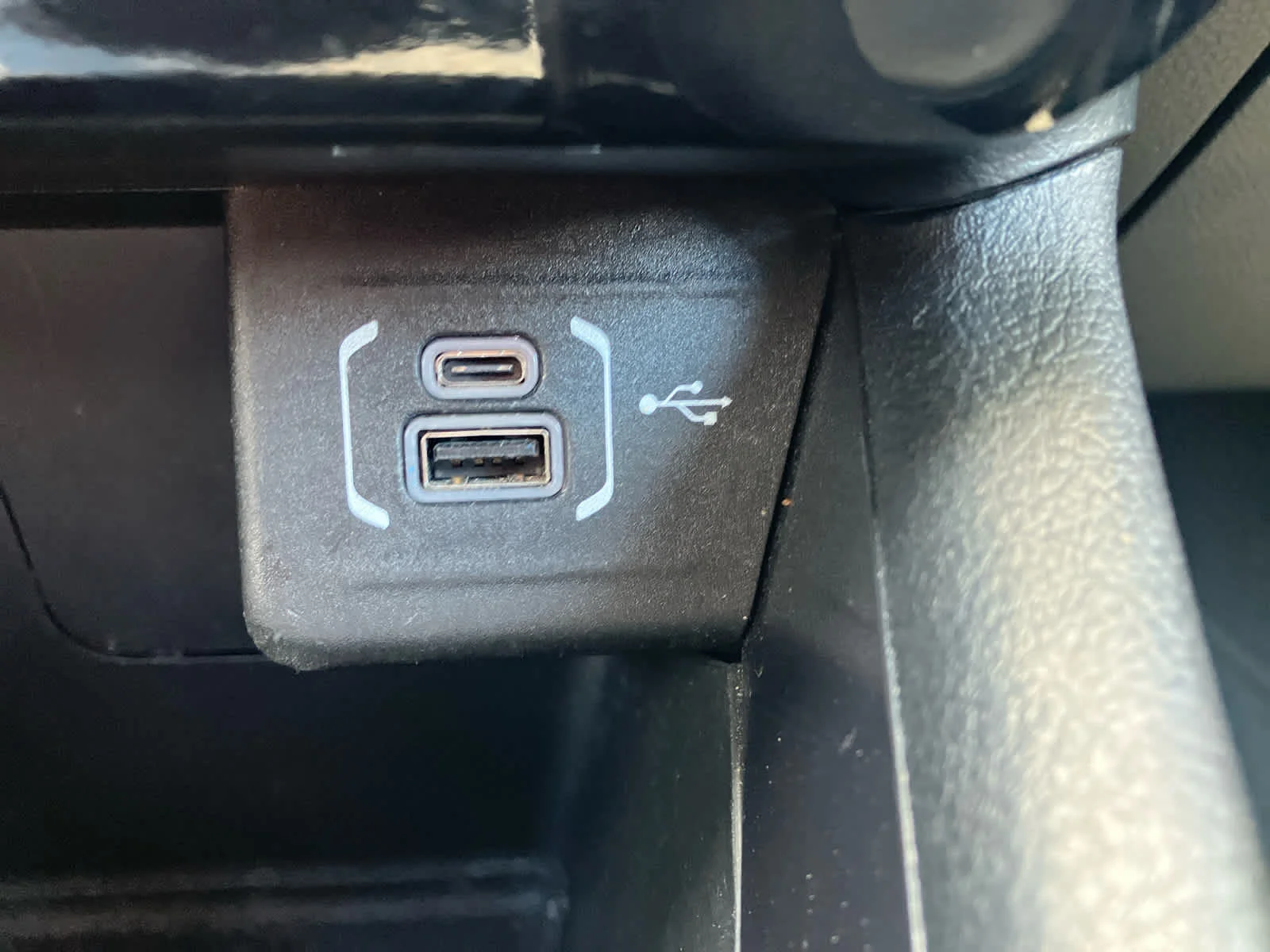 Used 2025 Diamond Black Crystal Pearlcoat Jeep Latitude image 27