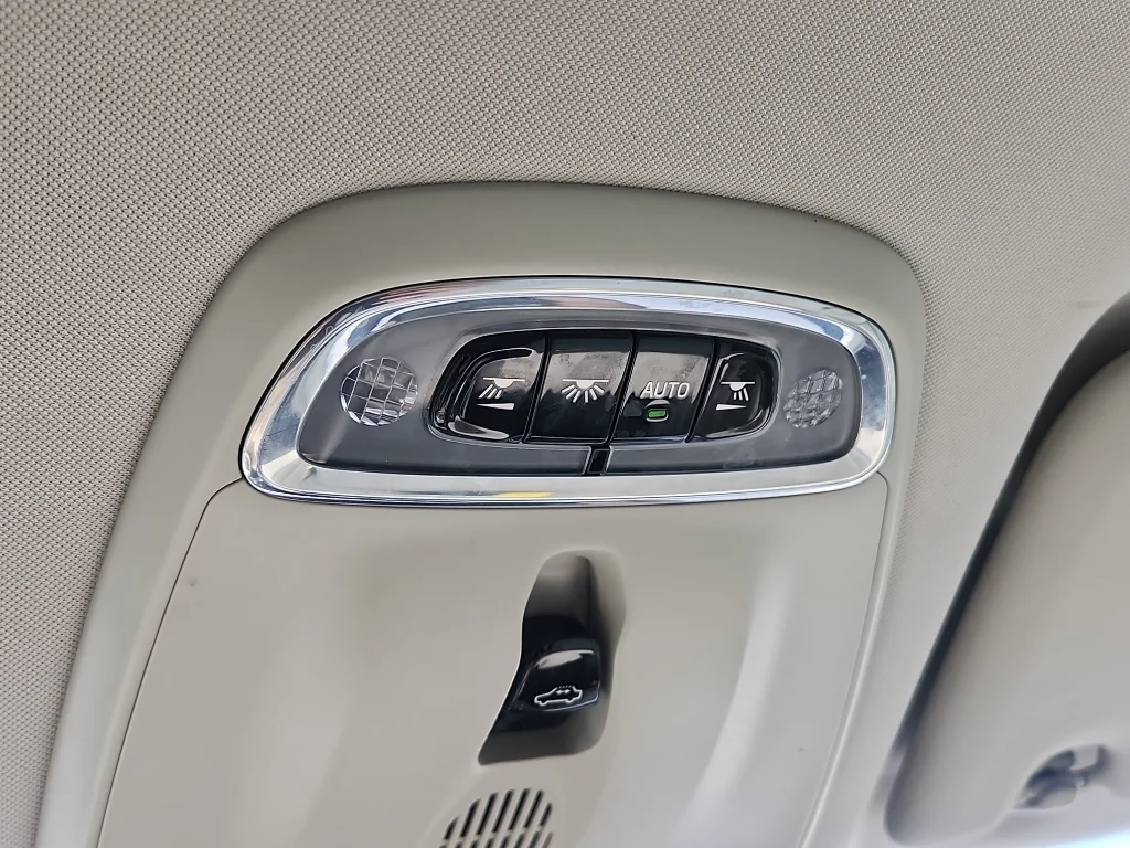 Used 2018 Electric Silver Metallic Volvo Momentum image 30