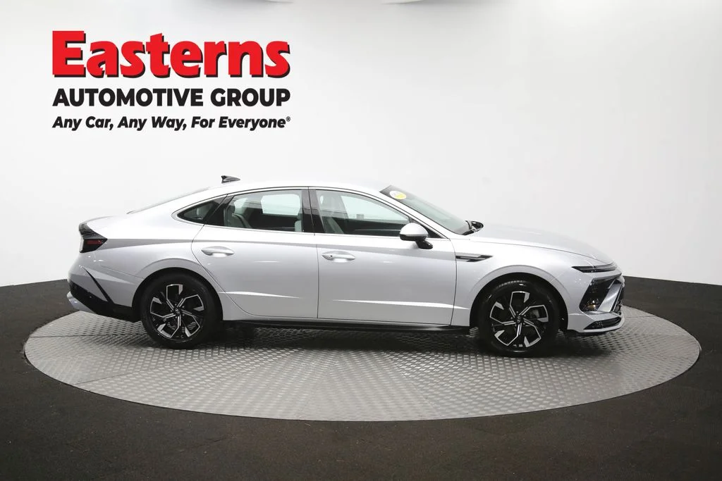 Used 2025 Silver Hyundai SEL image 46