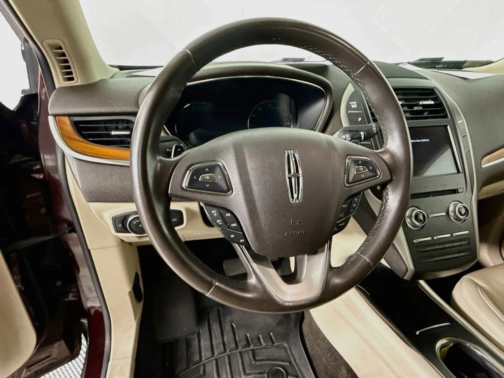 Used 2017 Burgundy Lincoln Select image 12