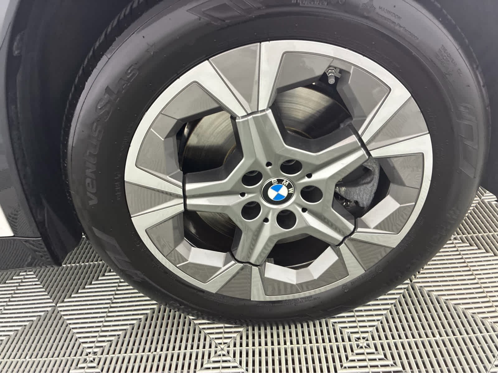 Used 2026 Mineral White Metallic BMW xDrive28i image 11
