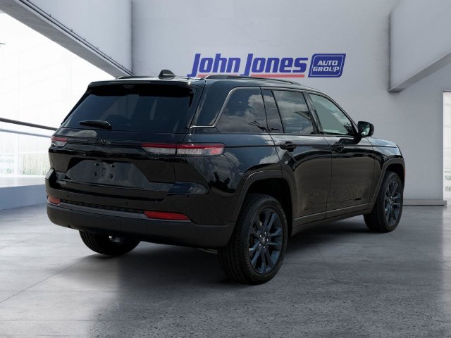New 2026 Diamond Black Crystal Pearl-Coat Exterior Paint Jeep  image 5
