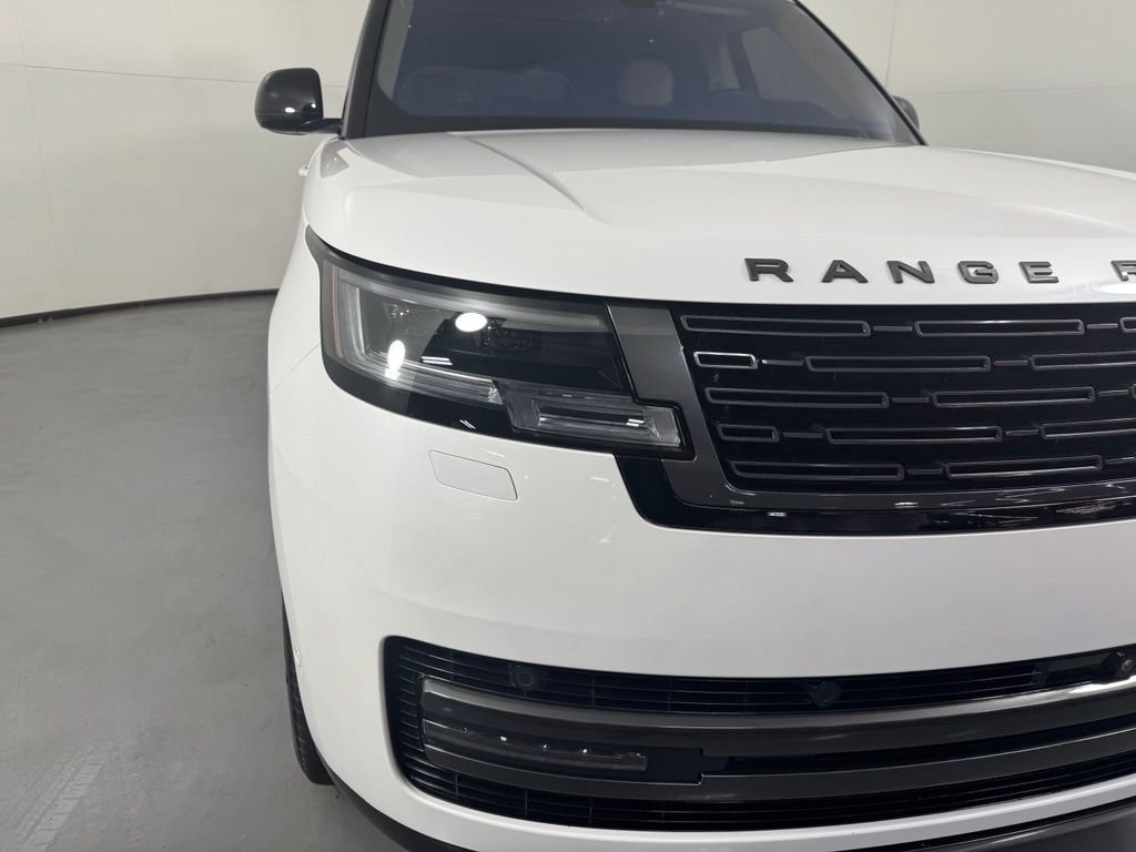 Certified Used 2023 Ostuni White Pearl Land Rover SE image 3