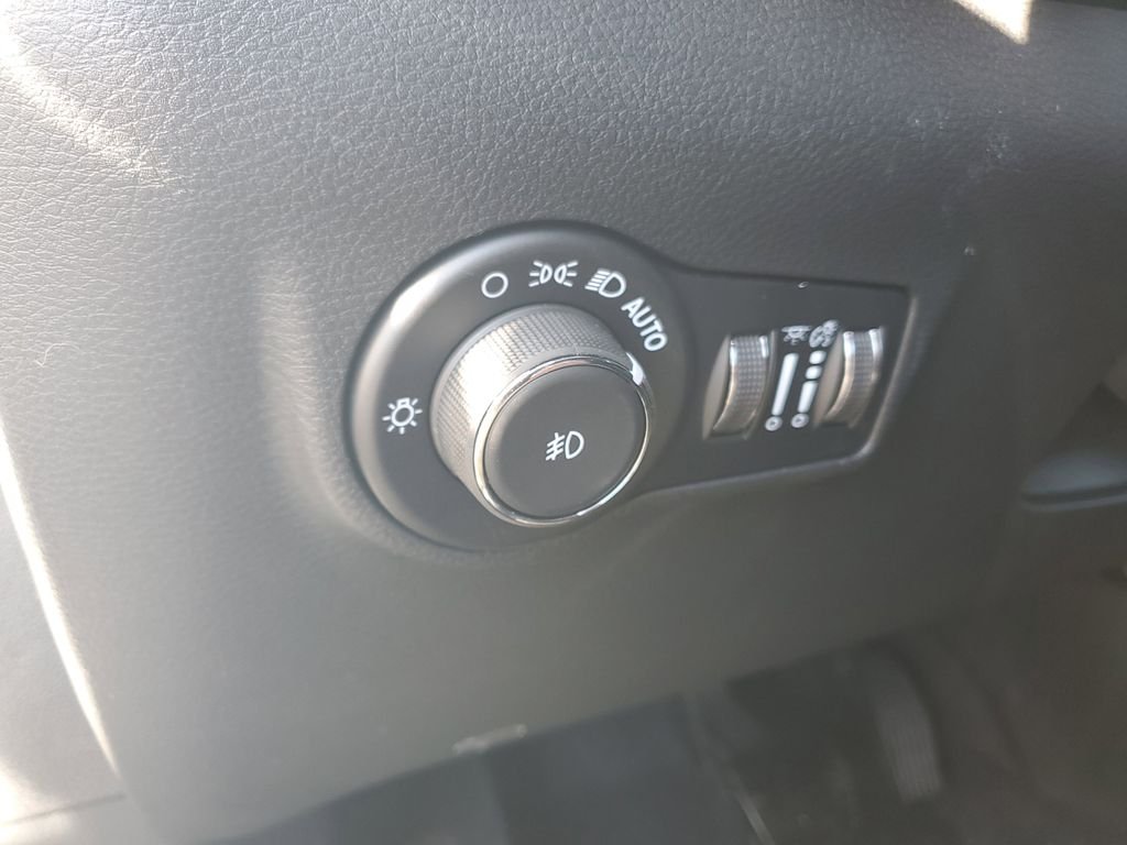 New 2026 Bright White Clearcoat Jeep Latitude image 20
