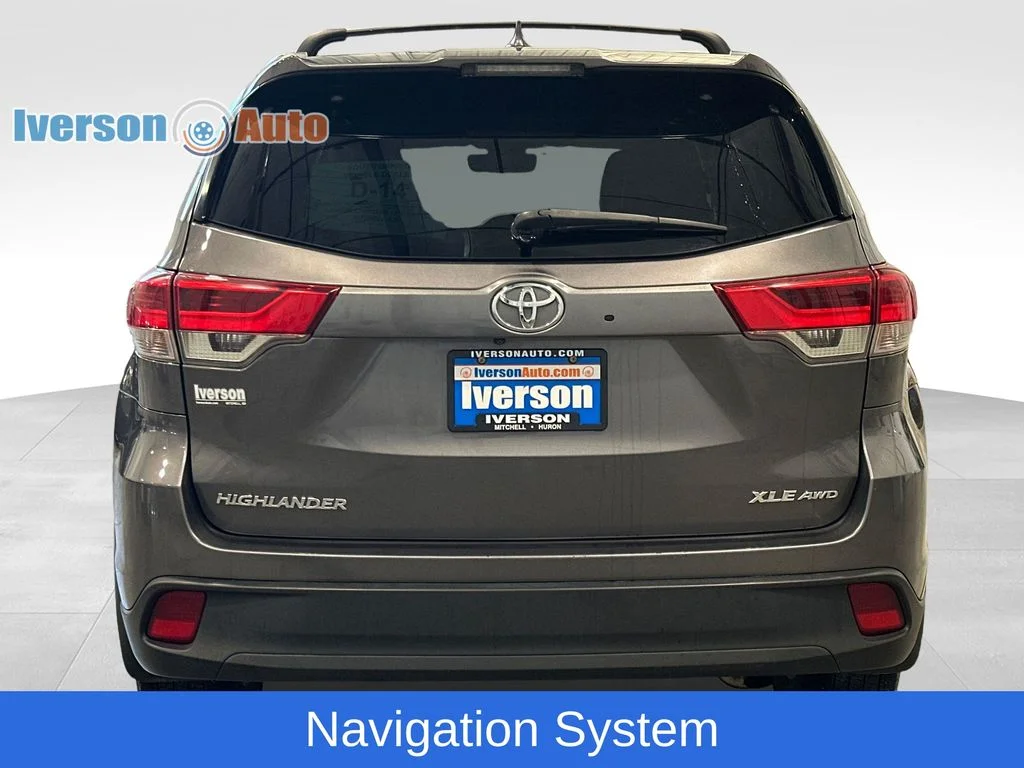 Used 2018 Gray Toyota XLE image 8