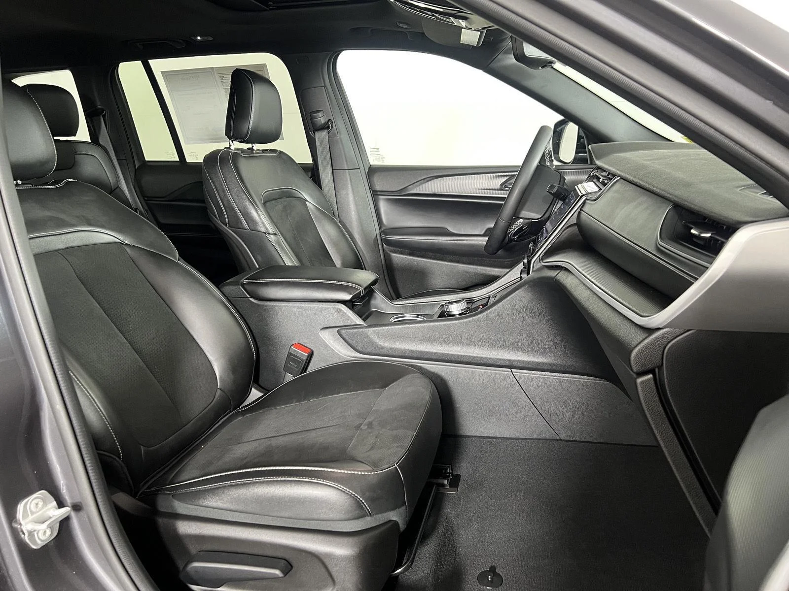 Used 2024 Baltic Gray Metallic Clearcoat Jeep Altitude image 22