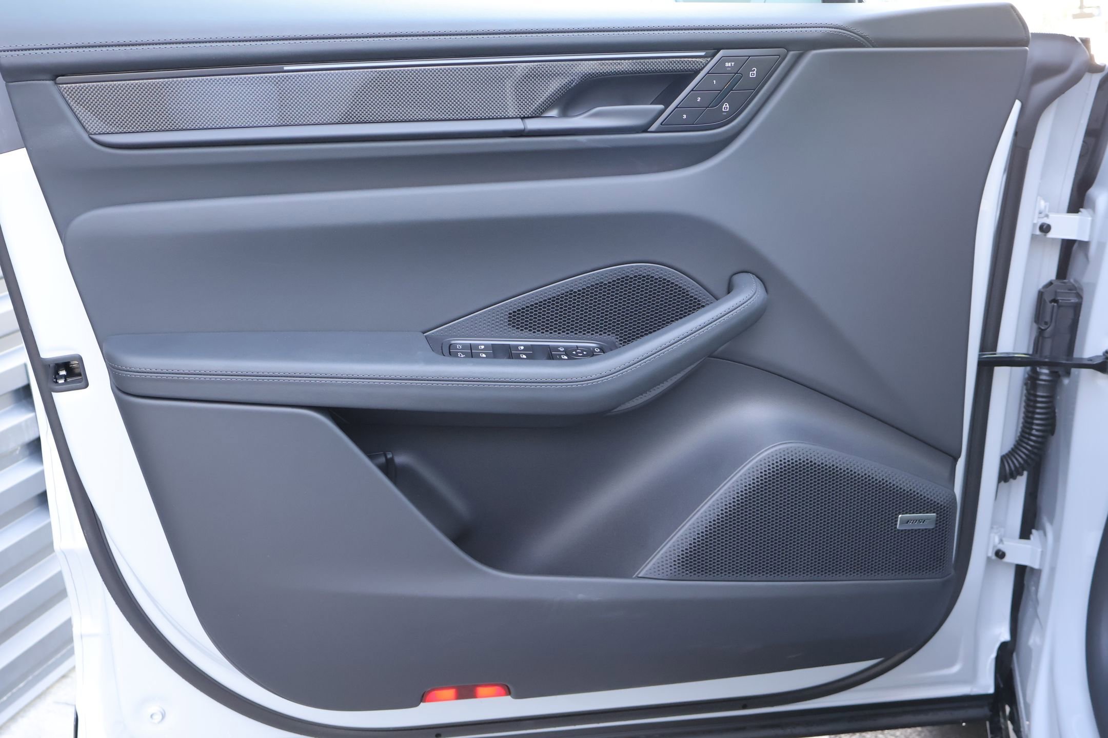 2026 Porsche Macan Turbo Electric - Photo 12