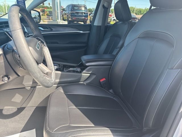 Used 2023 Silver Jeep Limited image 4