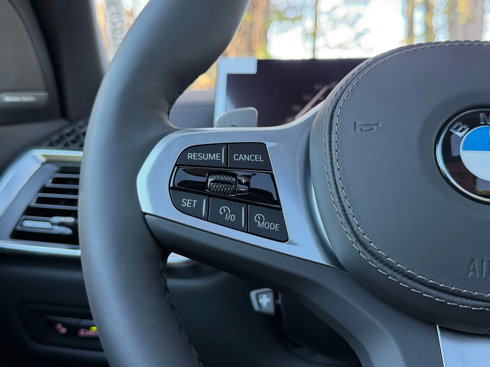 New 2026 Mineral White Metallic BMW xDrive40i image 25