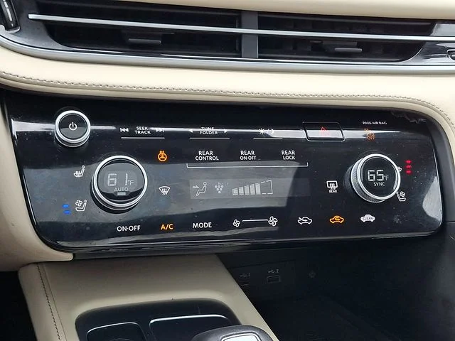 Used 2025 White INFINITI Sensory image 18