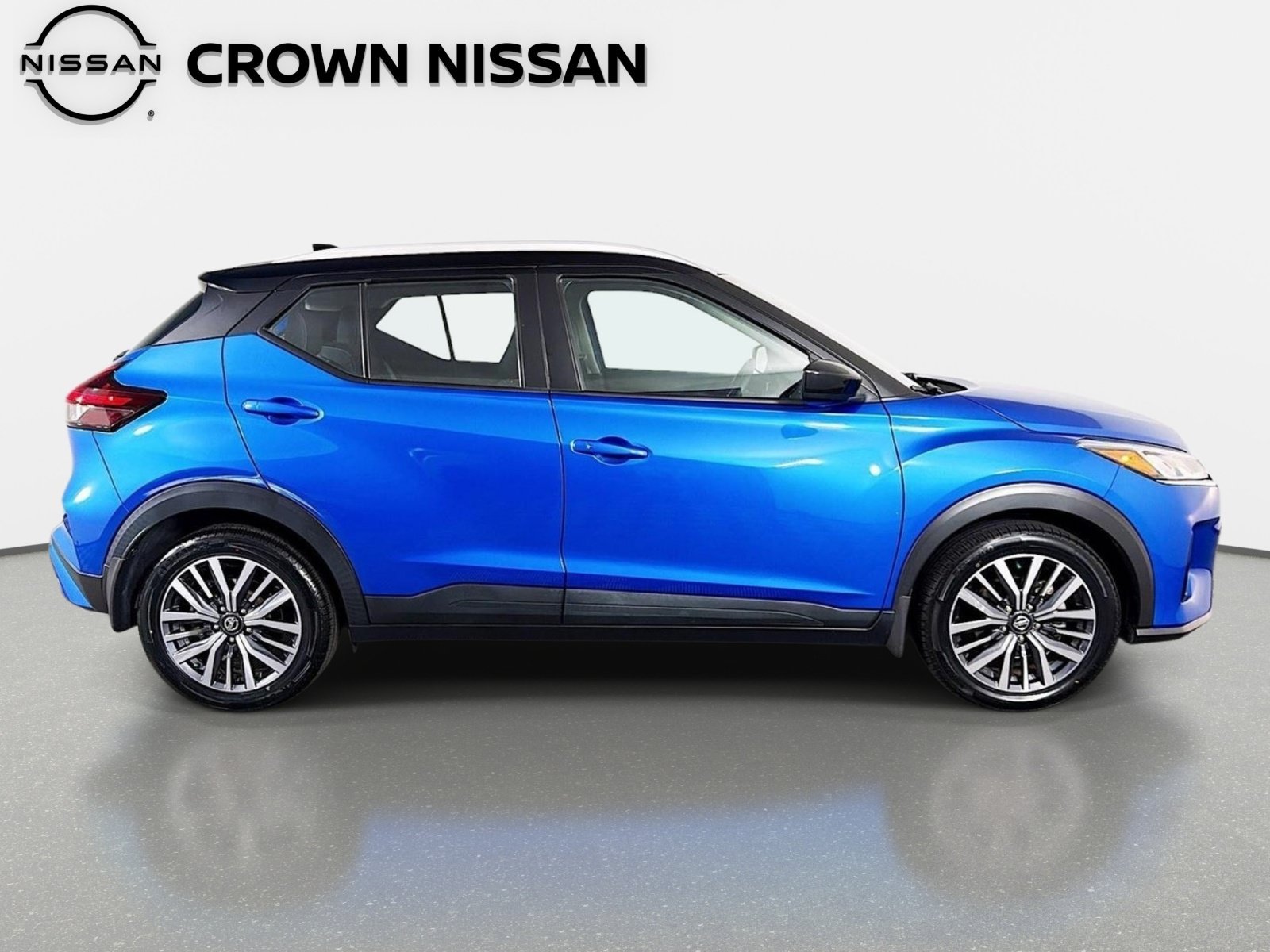 Used 2021 Electric Blue/Super Black Nissan SV image 4