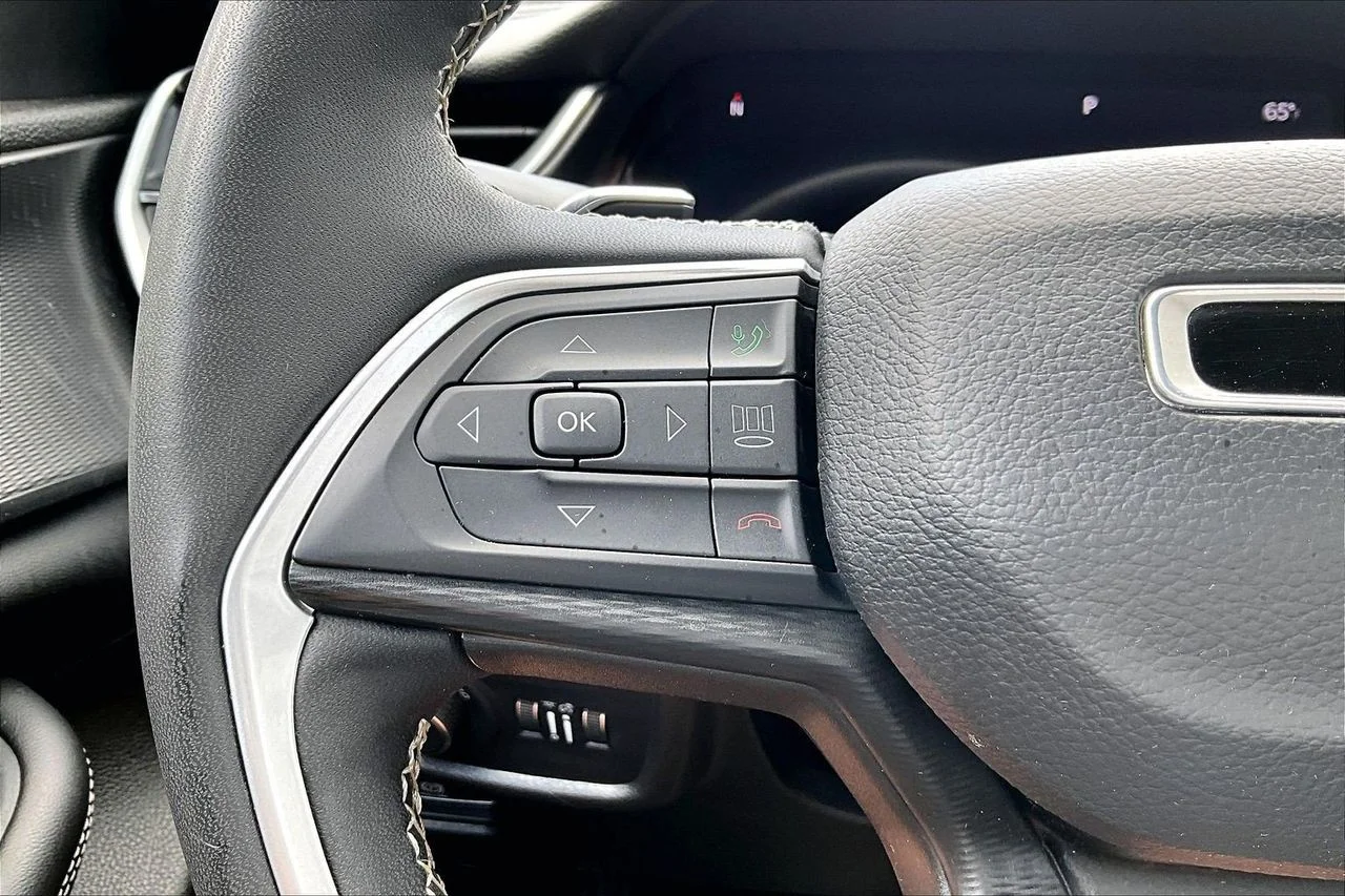 Used 2023 Gray Jeep Altitude image 28