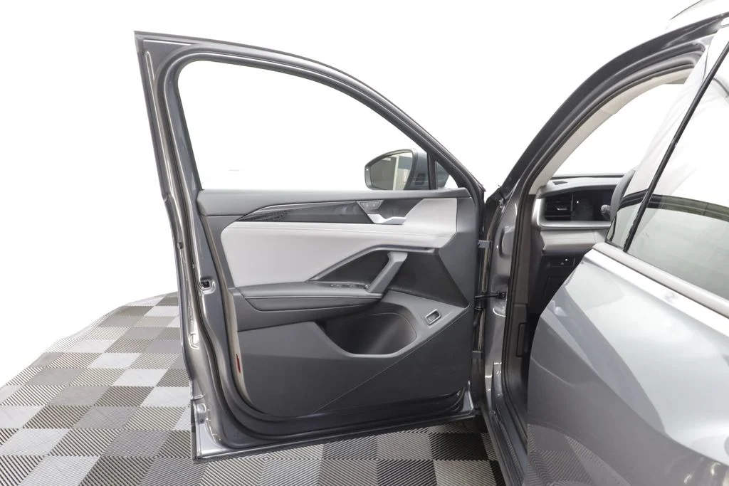 New 2026 Platinum Grey Volkswagen 2.0T SE image 6