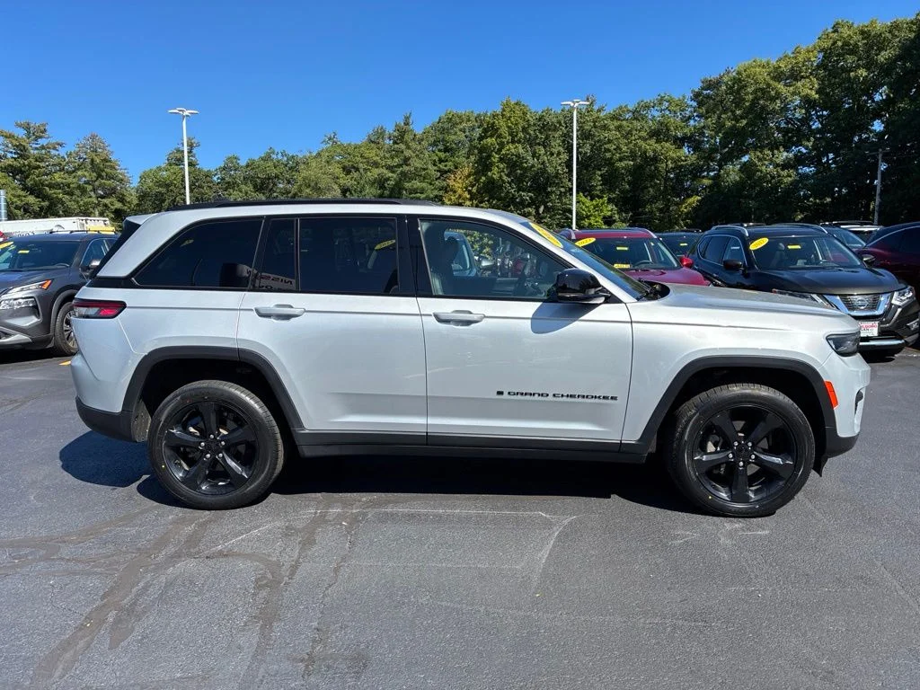 Used 2024 Silver Jeep Altitude X image 8