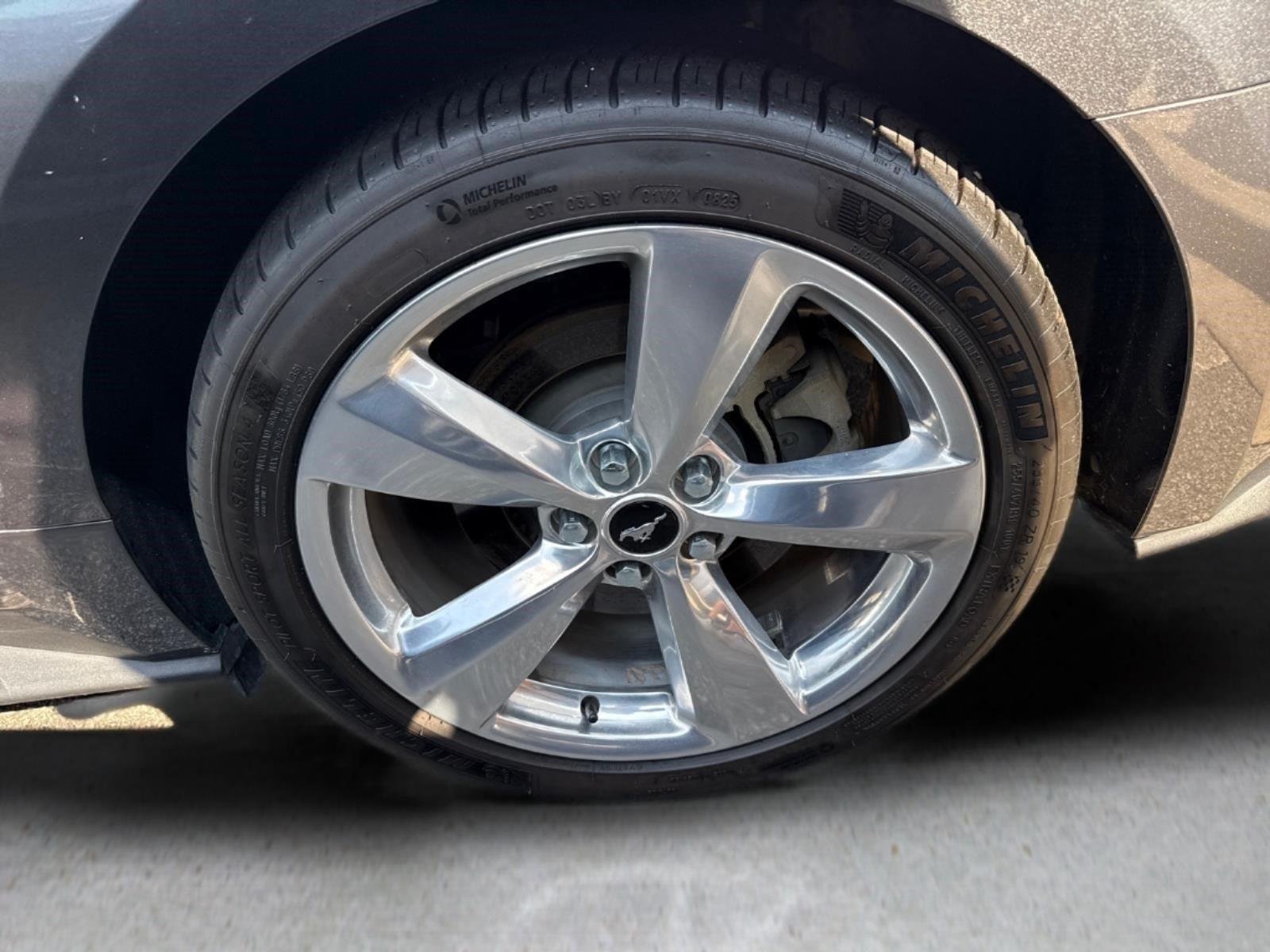 Used 2018  Ford GT Premium image 8