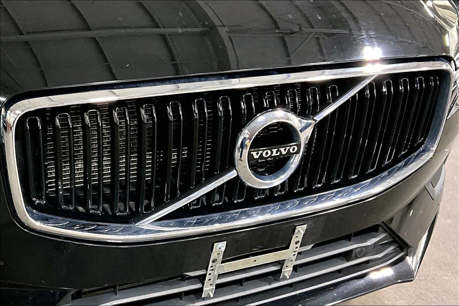 Used 2021 Onyx Black Metallic Volvo Momentum image 30