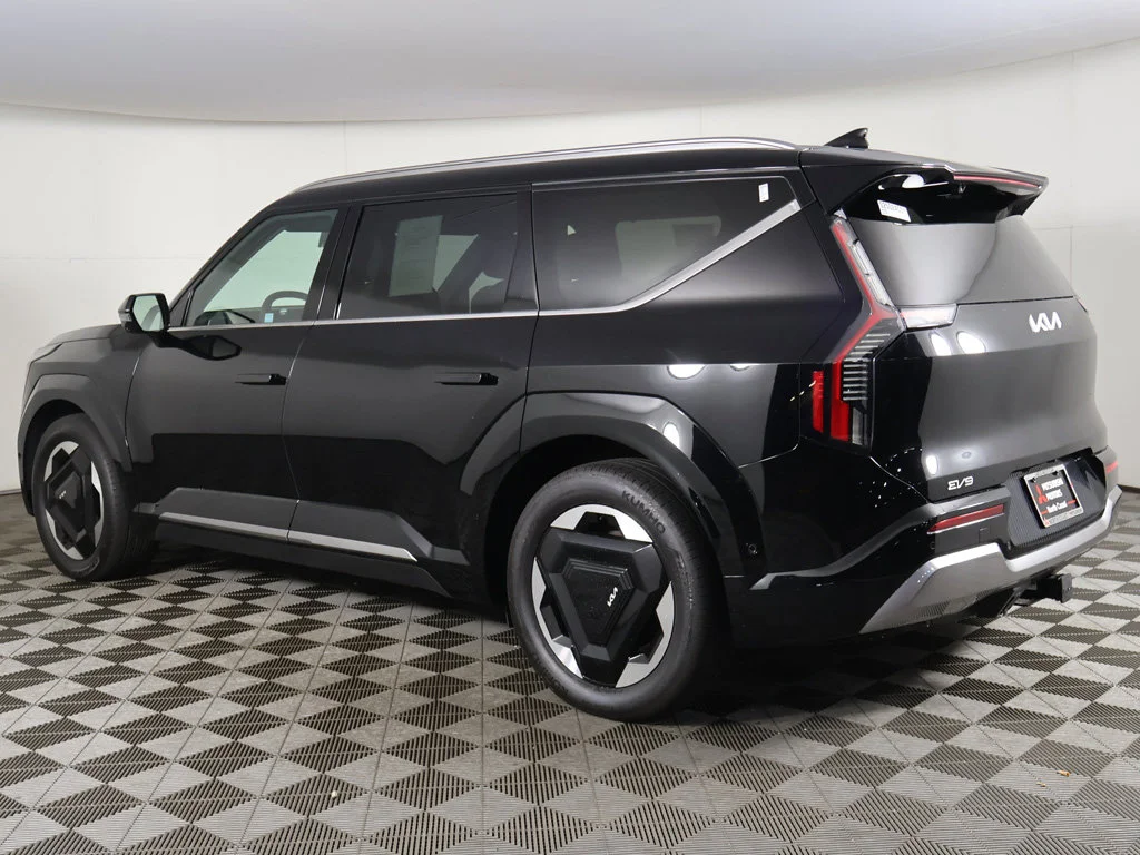 Used 2024 Black Kia Land image 13