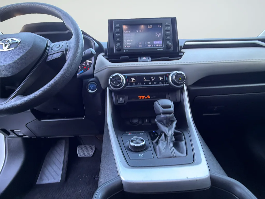 Used 2022 White Toyota XLE image 20