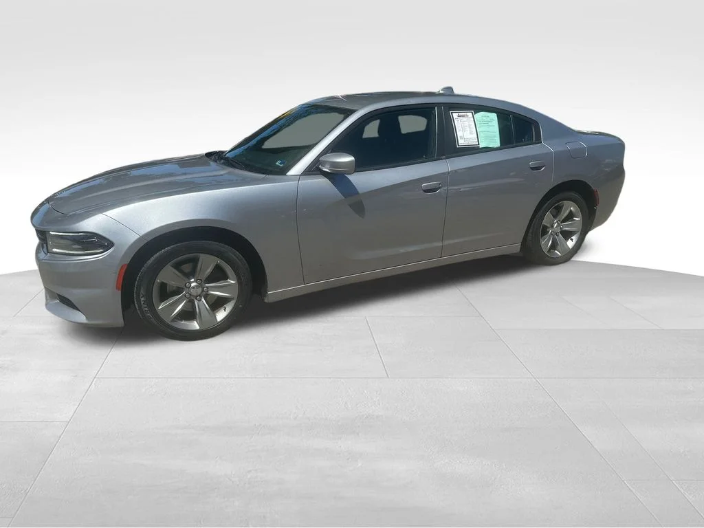 Used 2018 Silver Dodge V6 image 4