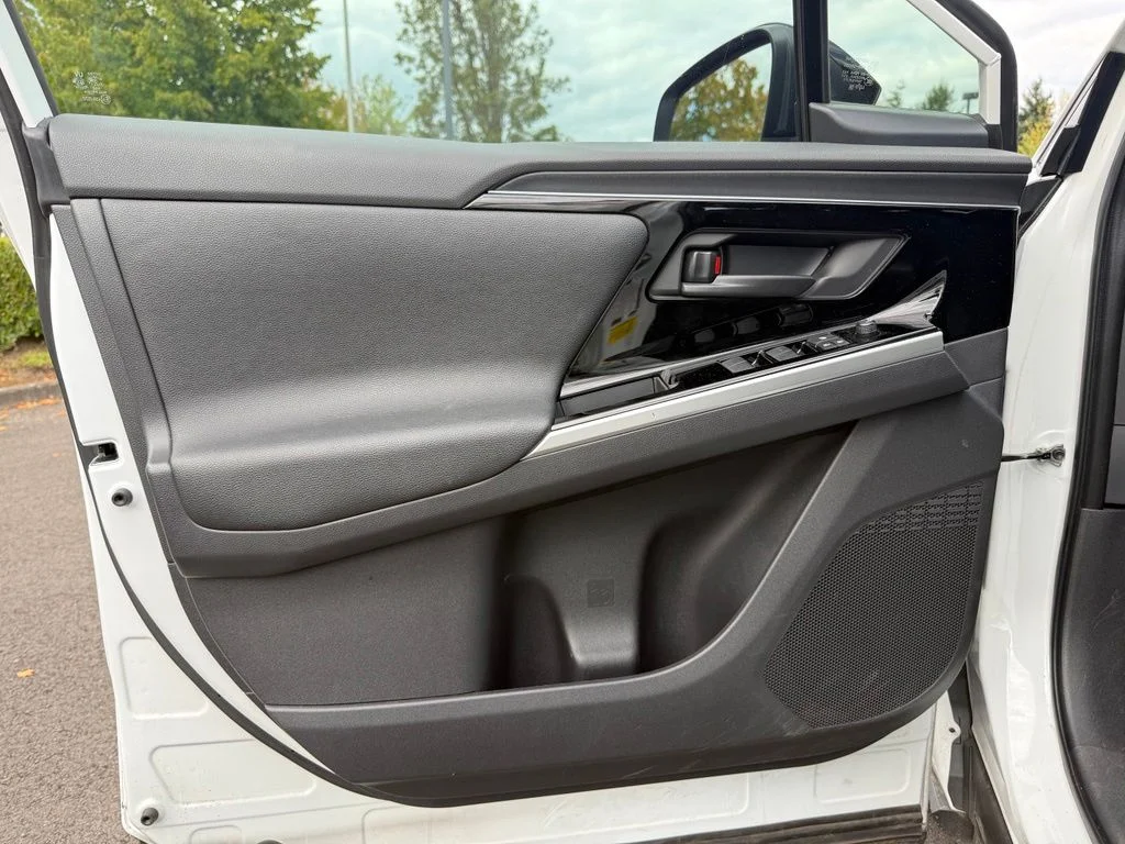 Used 2024 Wind Chill Pearl Toyota XLE image 17