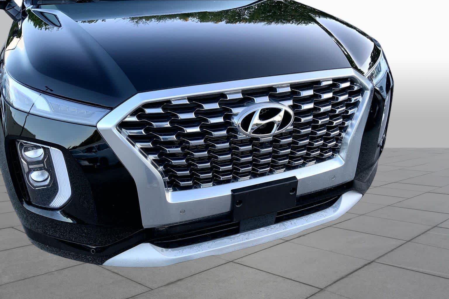 Used 2022 Abyss Black Pearl Hyundai Limited image 32