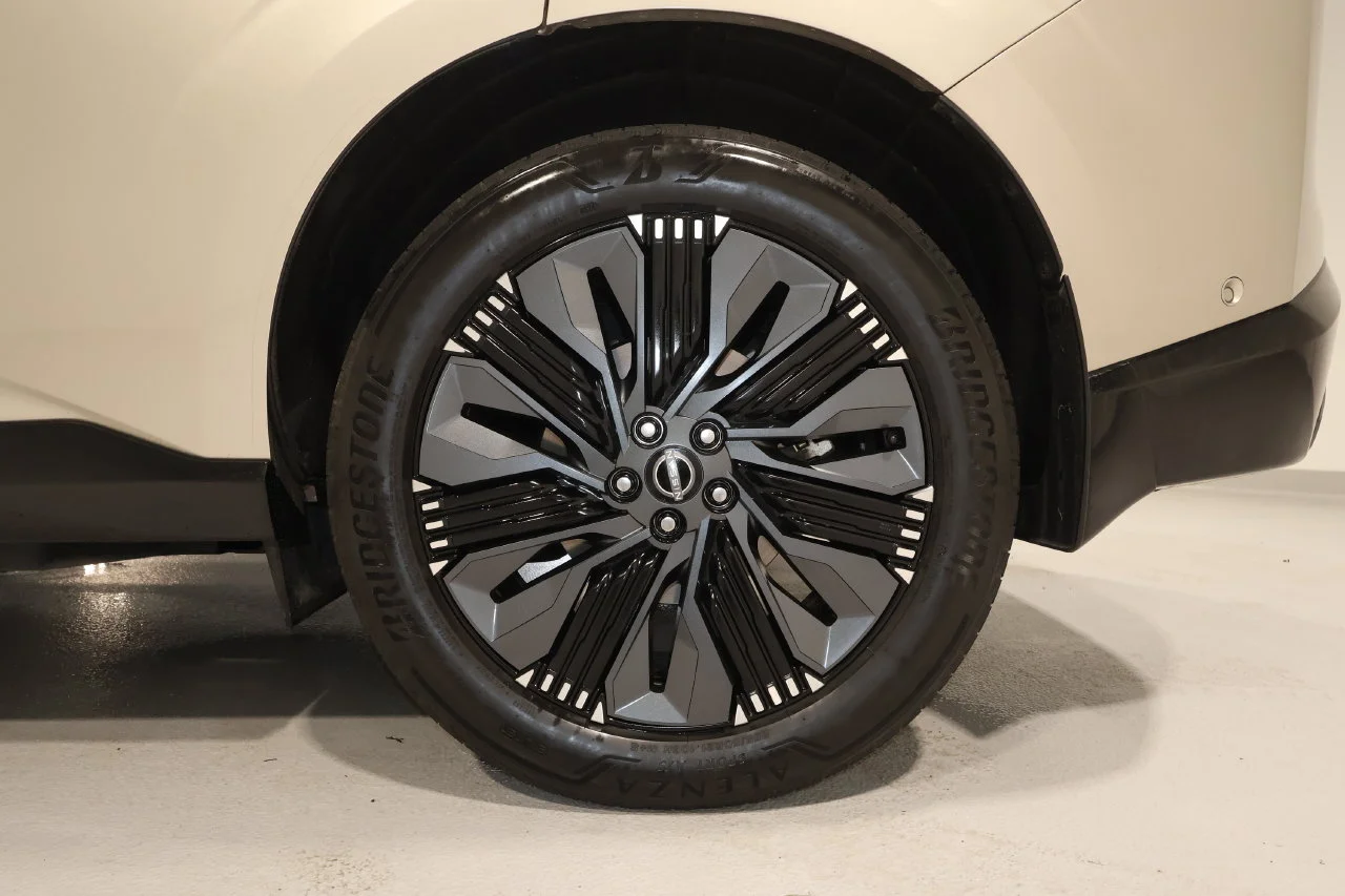 Used 2025 Gold Nissan Platinum image 34
